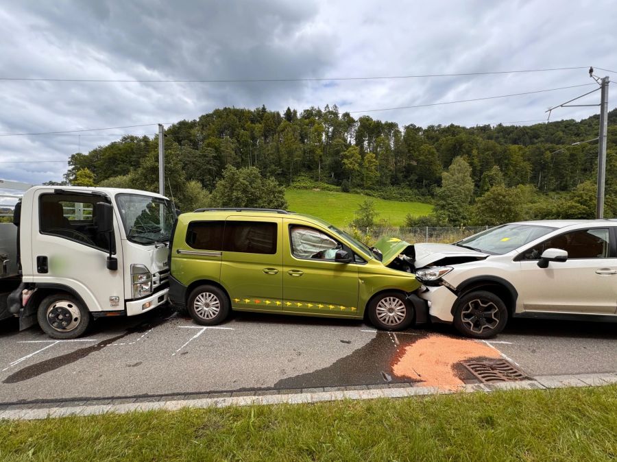 Drei Autos waren in die Kollision involviert.