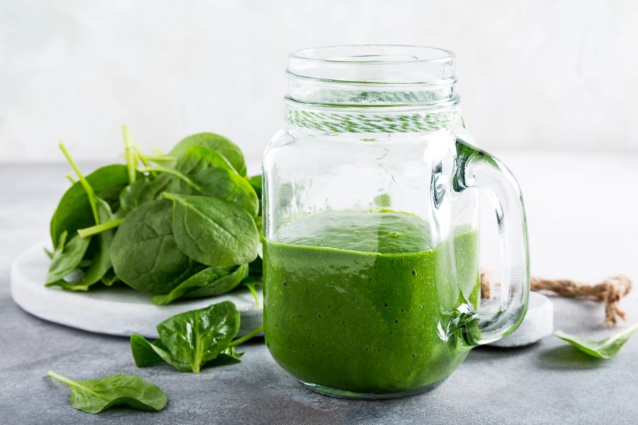 Grüner Smoothie im Glas mit Spinat