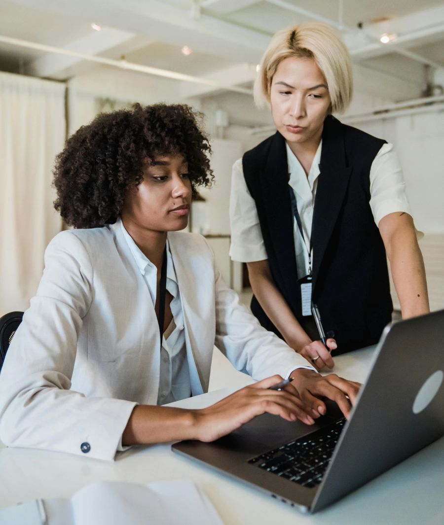 Je nach Geschlecht fallen die Anfeindungen deutlich unterschiedlich aus. (Symbolbild)