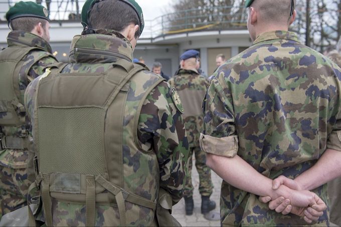 Die Einbürgerung und die damit verbundene Pflichten, wie der Militärdienst würden ein Commitment zur Schweiz darstellen, so Nigon. (Symbolbild) Einbürgerung Militärdienst Stimmrecht