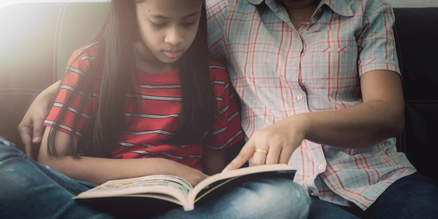 Mutter und Tochter lesen