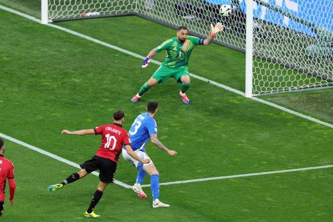 Nedim Bajrami trifft für Albanien gegen Italien nach 21 Sekunden zum 1:0. EM 2024