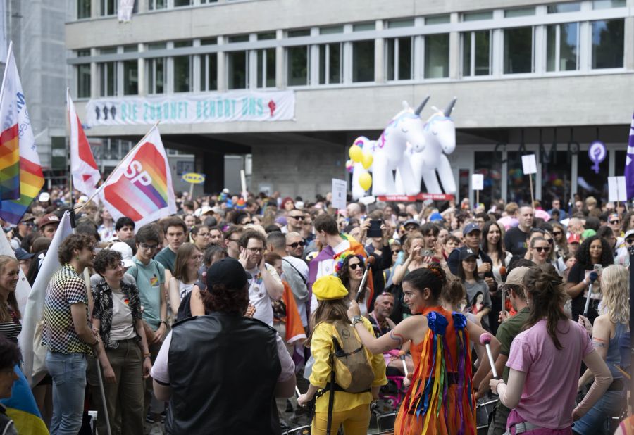 Zehntausende sind an der Pride dabei.