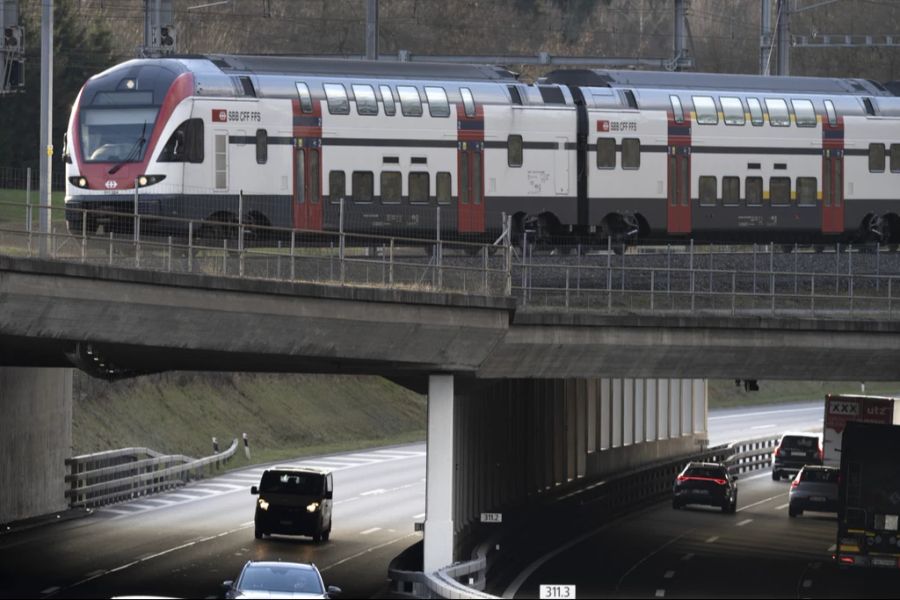 Durch die wachsende Bevölkerung sei ein Ausbau des Regionalverkehrs nötig, welcher hohe Kosten verursache.