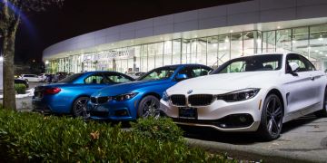 Mehrere BMWs vor Autohaus