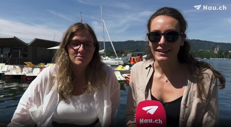 Während sich Kristin (links) freut, mal wieder «ohne Jacke rausgehen zu können», bedeutet das sonnige Wetter für Lara «einfach Freiheit».