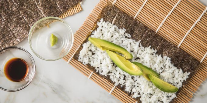Klebrig, aber mit einem schönen Biss: Für Sushi-Reis wird ein Rundkornreis verwendet, der beim Kochen relativ viel Stärke abgibt. Klebrig, aber mit einem schönen Biss: Für Sushi-Reis wird ein Rundkornreis verwendet, der beim Kochen relativ viel Stärke abgibt.
