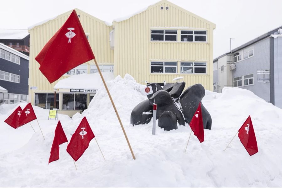 Die Flagge der Inuit Ataqatigiit, einer politischen Partei in Grönland.