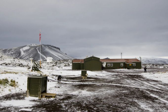Die meteorologische Station auf Jan Mayen. Viel mehr gibt es dort auch nicht. (Archivbild) Trump Inseln Zölle Pinguine
