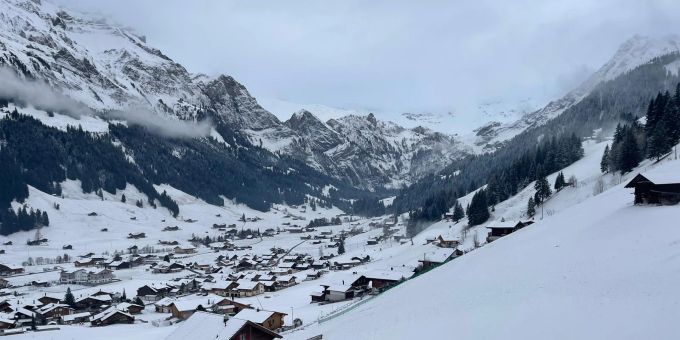 In Adelboden BE hat das Wetter am Sonntag für ein weisses Erwachen gesorgt. Adelboden Schnee Wetter