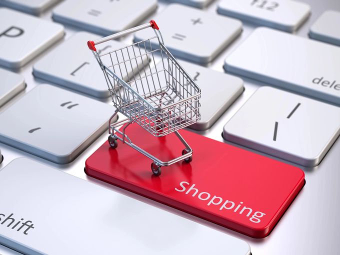Besonders um die Feiertage herum warten Cyberkriminelle auf ihre Chance. Tastatur, Shopping, Miniatur-Einkaufswagen