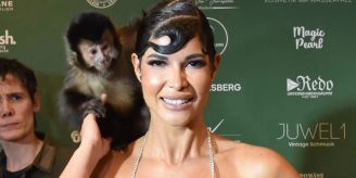Micaela Schäfer - Nacktschnecke posiert mit Affe auf Arm – Anzeige! Micaela Schäfer - Nacktschnecke posiert mit Affe auf Arm – Anzeige!
