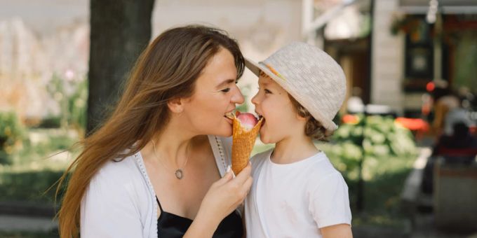 Ein 4-Jähriger ruft die Polizei, weil seine Mama sein Eis gegessen hat. (Symbolbild) Eis Mutter Kind