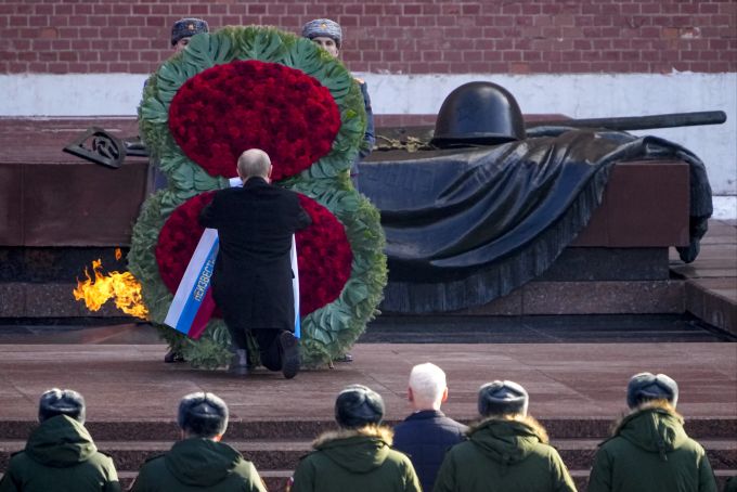 Der russische Präsident Wladimir Putin nimmt an einer Kranzniederlegung am Grabmal des Unbekannten Soldaten teil. Wladimir Putin