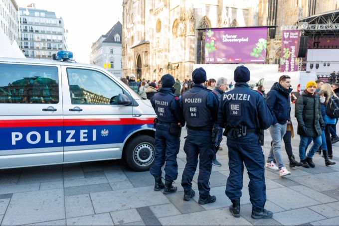 der 16-Jährige wurde nach dem Raub von dem Opfer wiedererkannt und konnte daher von der Polizei gefasst werden (Symbolbild). Raub Wien
