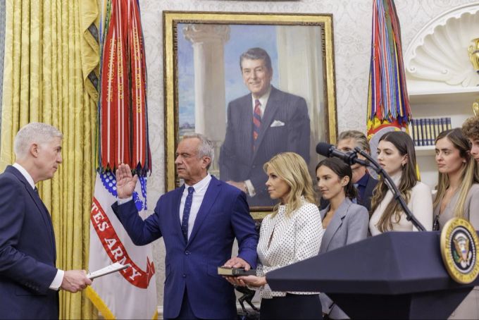 Einst verbreitete er wilde Verschwörungstheorien, nun ist Robert F. Kennedy Gesundheitsminister. gesundheitsminister kennedy jr