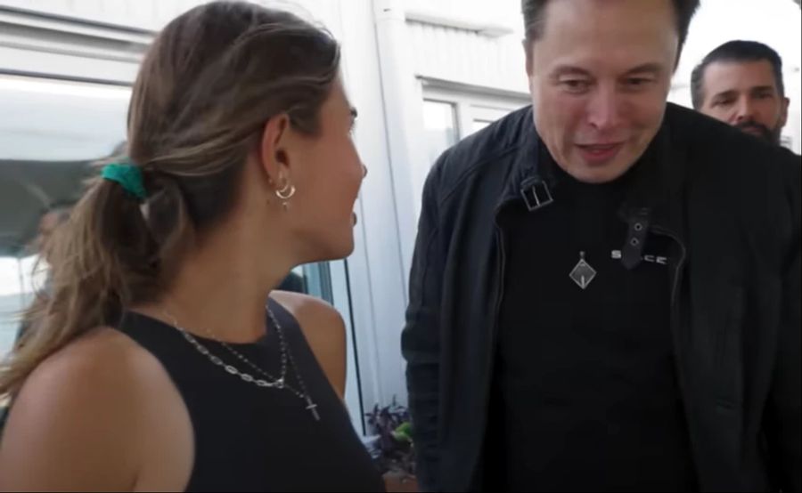 Die Teenagerin unterhält sich mit Elon Musk.