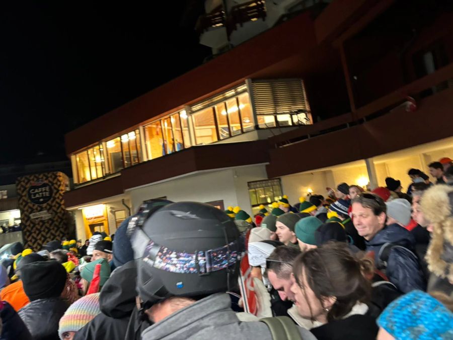 In diesem dichten Gedränge mussten Lauberhorn-Fans am Samstag nach der Abfahrt stundenlang warten.