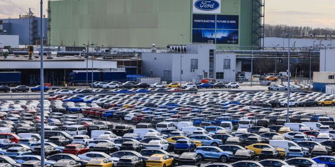Ford-Elektroautos auf einem Kölner Parkplatz - ihr Verkauf läuft schleppend. Elektroautos