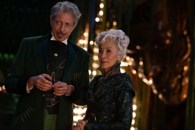 Auch Jeff Goldblum als Zauberer von Oz und Oscar-Preisträgerin Michelle Yeoh als Madame Akaber spielen in «Wicked» mit. Kinostarts - "Wicked"