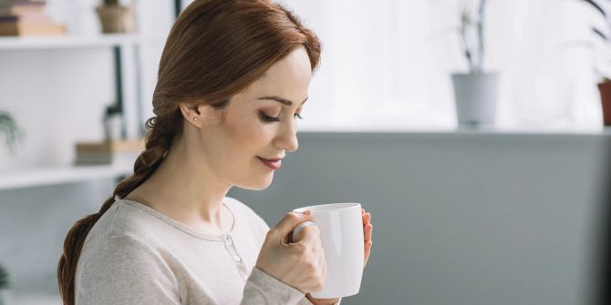 frau trinkt aus tasse