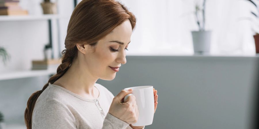 frau trinkt aus tasse