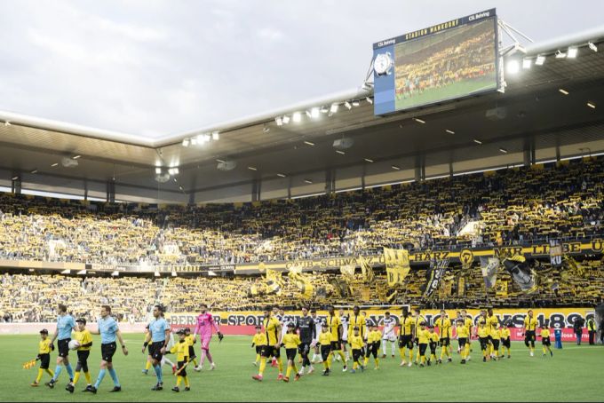 YB beim Einmarsch ins Wankdorf. YB