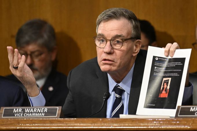 Der Demokrat Warner ging im Ausschuss hart mit Tulsi Gabbard ins Gericht. Tulsi Gabbard Mark Warner