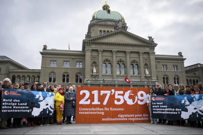 Im Dezember 2022 wurde bereits eine Petition mit 217'509 Unterschriften eingereicht, um der Forderung nach mehr Konzernverantwortung Nachdruck zu verleihen. Konzernverantwortung Petition