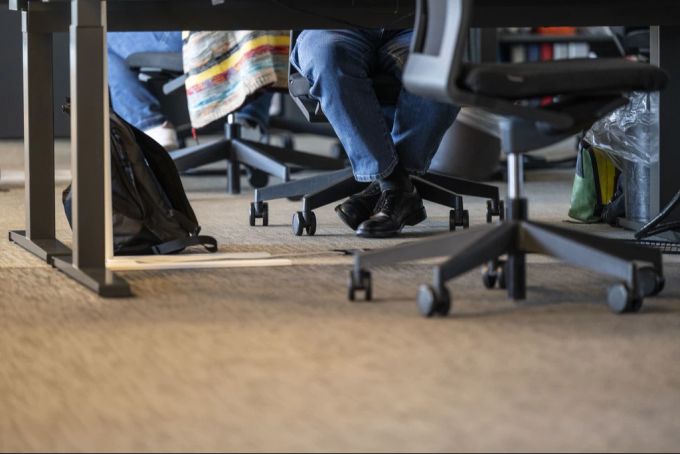 Eine Studie zeigt: Ab zehn Stunden Sitzen pro Tag wird das Demenz-Risiko erhöht. Sitzen Büro