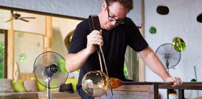 Im Soneva Glass Studio wird Altglas kreativ recycelt: Gäste können den Entstehungsprozess von handgefertigten Kunstwerken aus alten Glasflaschen beobachten oder selbst gestalten. Glassblaserei