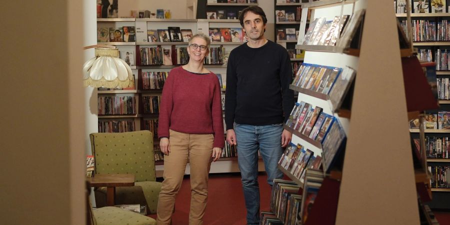 Sara Binay und Stan-Oliver Schoch, Mitarbeiter des Filmkunstvereins Format, stehen in der Videothek in Halle.