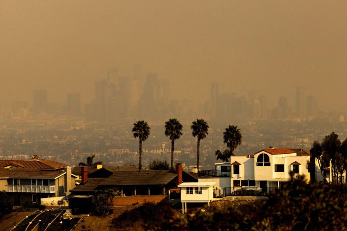 Die ganze Skyline von Los Angeles war von Rauch umgeben. Brände in Kalifornien