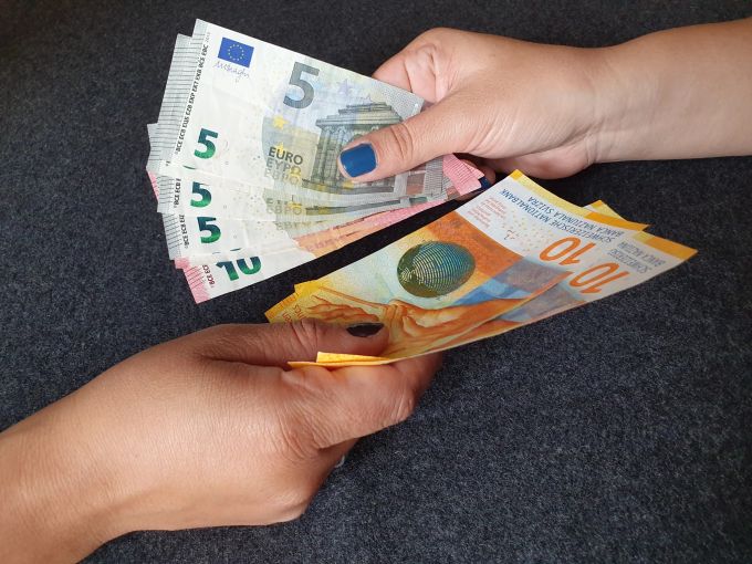 Der Schweizer Franken soll auch weiterhin gegenüber dem Euro stabiler bleiben. franken