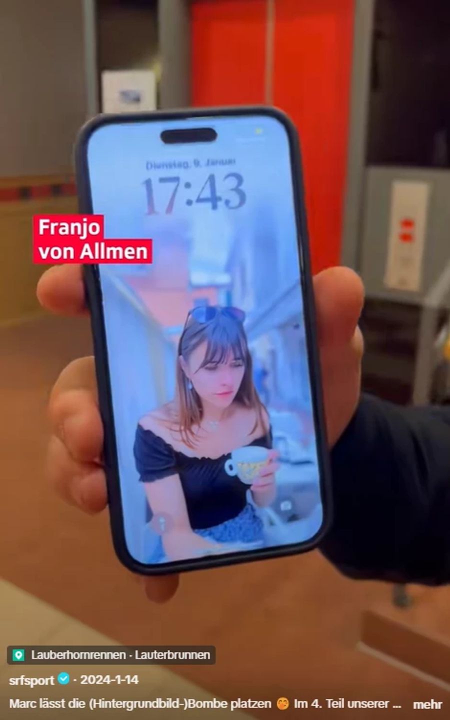 Dann zeigt er Marc Berthod in einem Clip doch noch seinen Handy-Hintergrund – es ist seine Freundin.