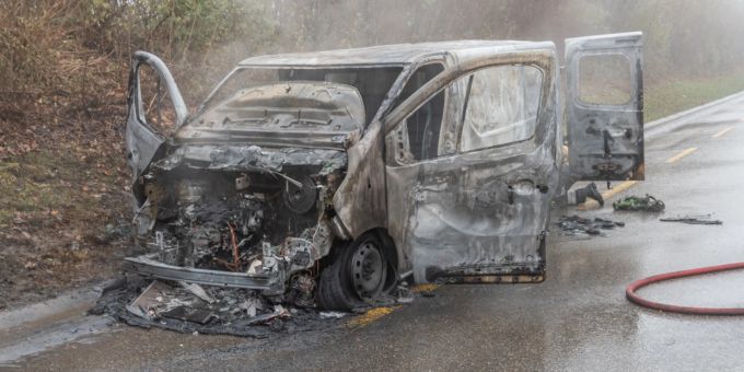 Münchenstein BL- Fahrzeugbrand erfordert Feuerwehreinsatz. Münchenstein BL