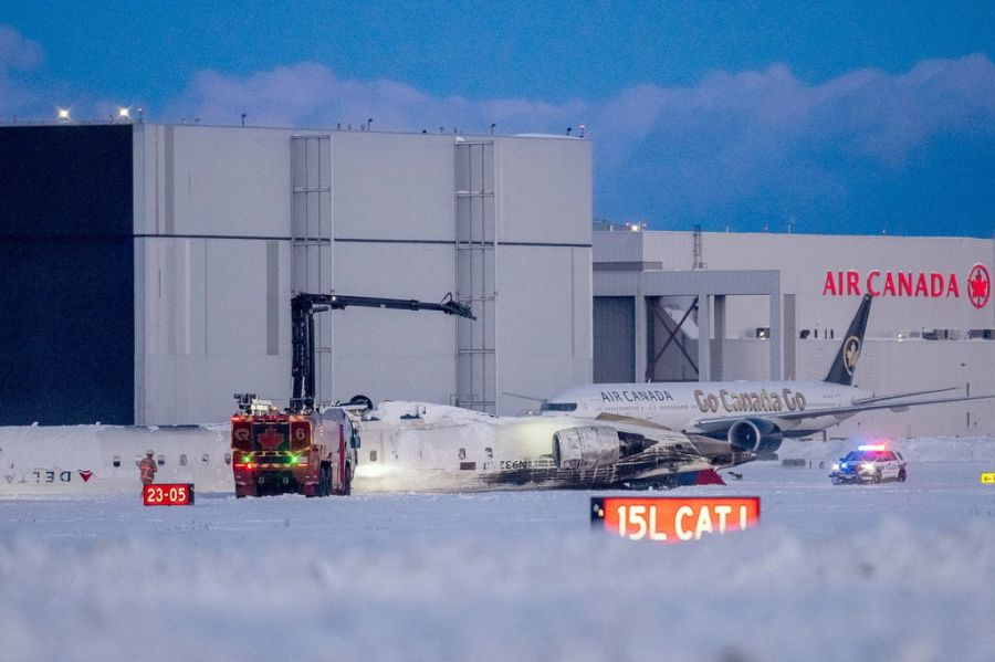 In Toronto ist ein Flugzeug nach der Landung auf dem Rücken zum Liegen gekommen.