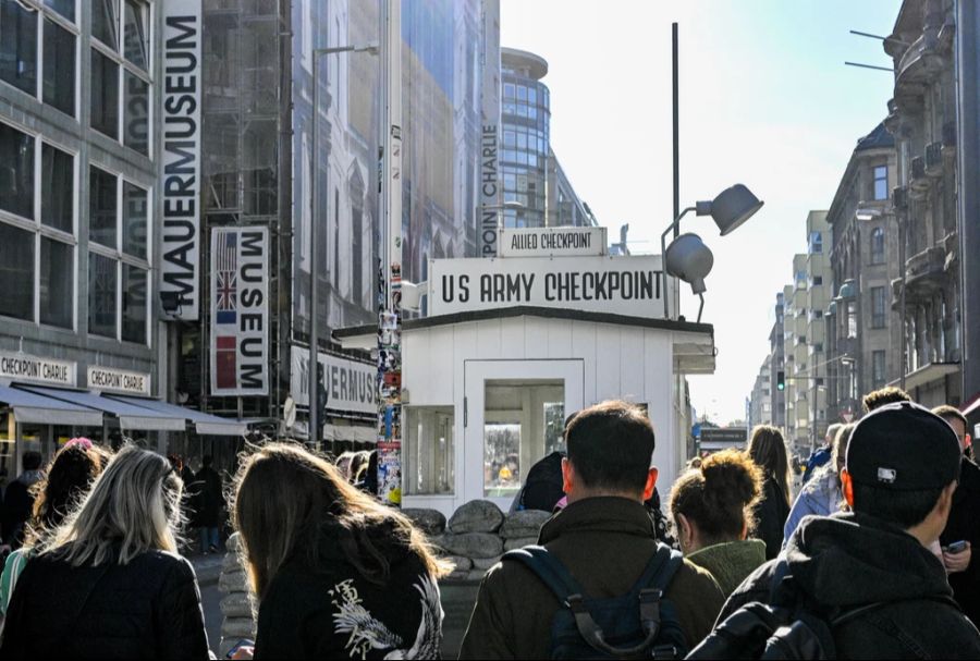 Der Checkpoint Charlie und das Museum sind beliebte Ausflugsorte für Touristen in Berlin.