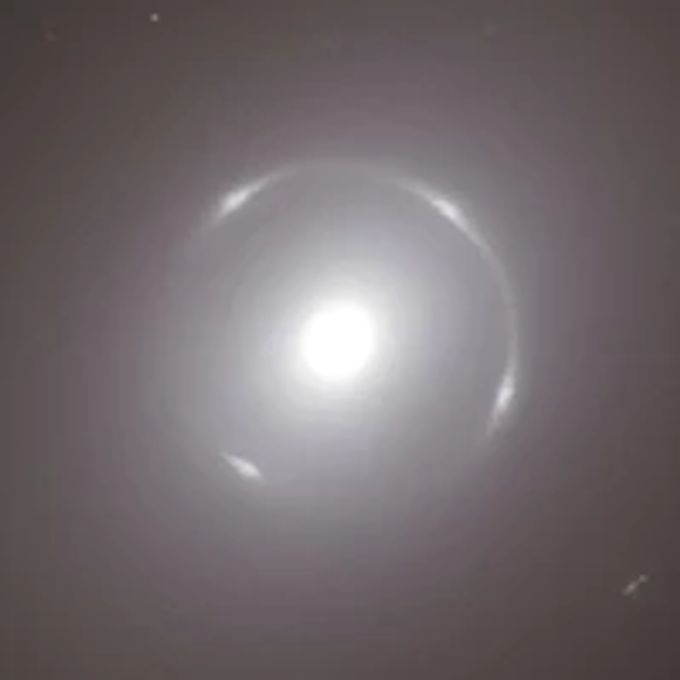 Der entdeckte Einstein-Ring ist ein seltenes Phänomen. einstein ring