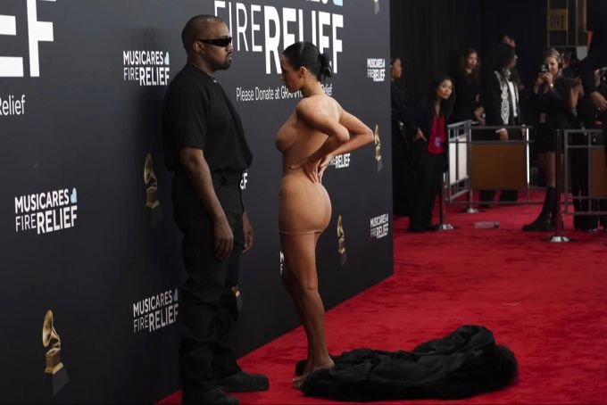 Kanye West verstört immer wieder durch seine Äusserungen und Aktionen – zuletzt mit Bianca Censori im Nackt-Outfit bei den Grammys. hakenkreuz shirt