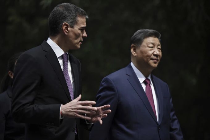 Der chinesische Präsident Xi Jinping (rechts) und der spanische Premierminister Pedro Sanchez sprechen nach einem Treffen in Peking. Xi Jinping
