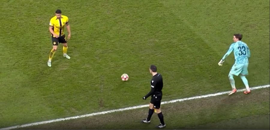 Als der junge Goalie zurück ins Tor eilen will, pfeift der Schiri ab – Foul-Einwurf!