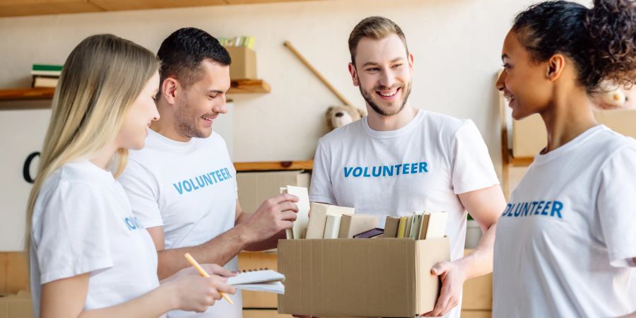 Vier engagierte Freiwillige bei der Arbeit.