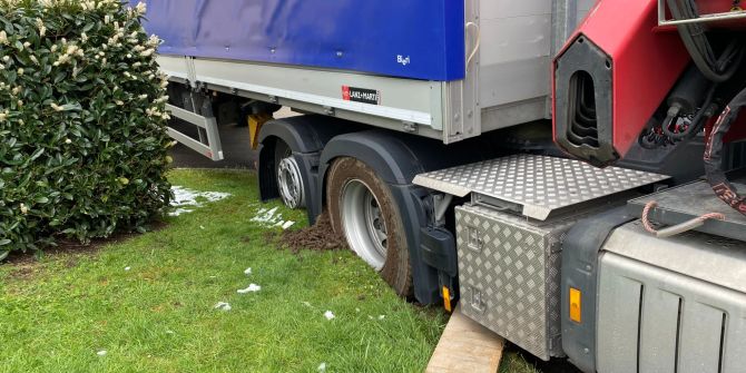 Sattelmotorfahrzug bleibt stecken.