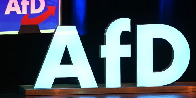 Das Logo der Partei AfD bei einer Wahlkampfkundgebung für die Europawahl. AfD
