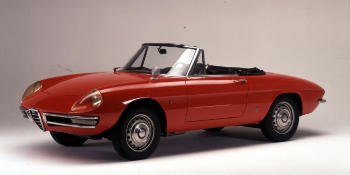 Der Alfa Romeo 1600 Spider Duetto aus dem Jahre 1966 besticht durch seine ästhetische Linienführung. Alfa Romeo 1600 Spider Duetto