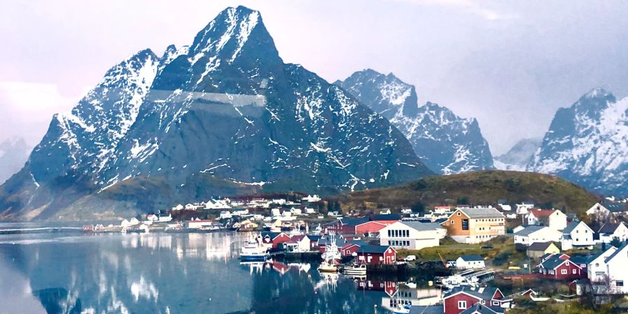 Lofoten Berge, Dorf, Fischerhäuser