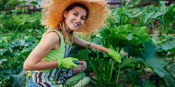 Frau bei Gartenarbeit