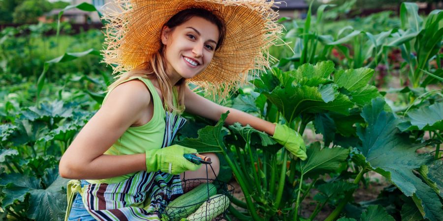 Frau bei Gartenarbeit