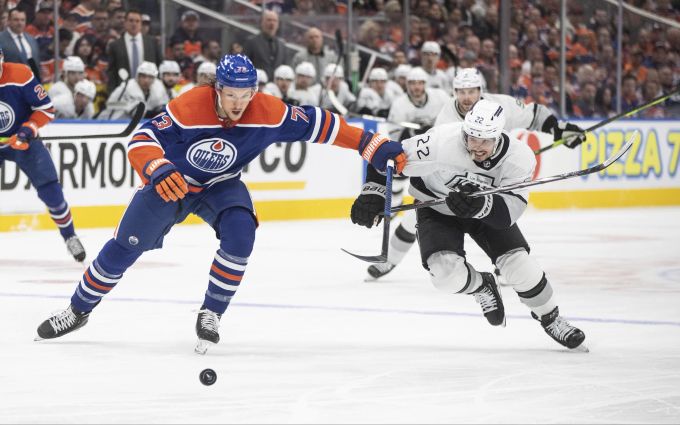 Kevin Fiala (r.) im Einsatz in der NHL gegen Edmonton-Spieler Vincent Desharnais. NHL